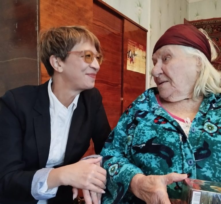 Заведующий отделением социального обслуживания поздравил получателя социальных услуг с 97-летием